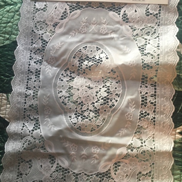 NW LACE TABLE RUNNER - Picture 3 of 4